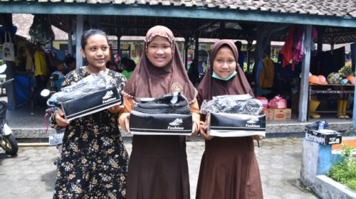 LAZ Harfa Salurkan Bantuan Sepatu Baru untuk Anak-Anak di Pengungsian Gunung Semeru