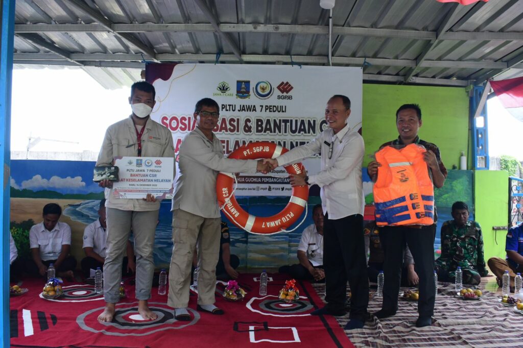 Dukung Program Pemerintah, PLTU Jawa 7 Serahkan Bantuan Alat Keselamatan untuk Nelayan